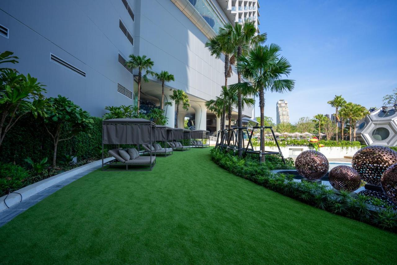 Grande Centre Point Space باتايا المظهر الخارجي الصورة Artificial grass at a condominium