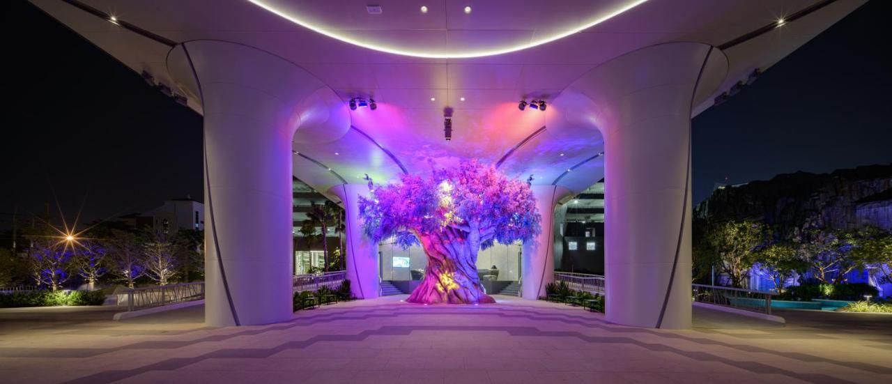 Grande Centre Point Space باتايا المظهر الخارجي الصورة The Tree of Life at the entrance of the hotel