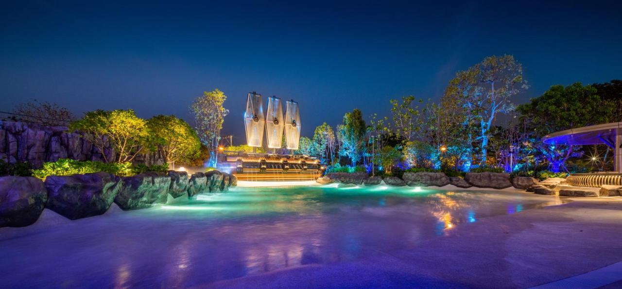 Grande Centre Point Space باتايا المظهر الخارجي الصورة The park at night