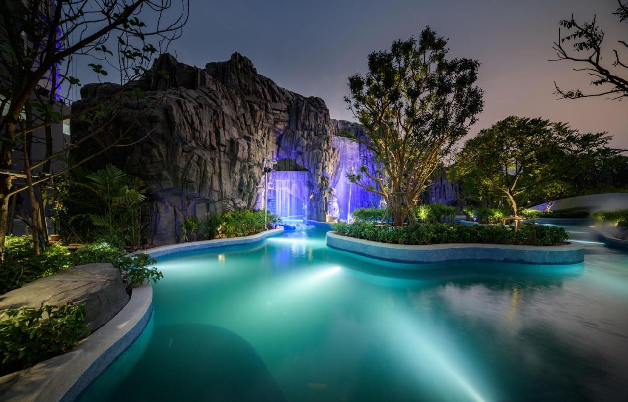Grande Centre Point Space باتايا المظهر الخارجي الصورة The artificial waterfall at the resort