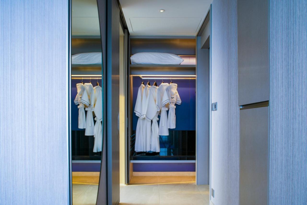 Grande Centre Point Space باتايا المظهر الخارجي الصورة A walk-in closet